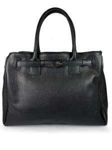 ORE10 Skórzana torebka "Trast" w kolorze czarnym - 38 x 28 x 15 cm rozmiar: onesize. Czarne torebki klasyczne ORE10, bez wzorów, z materiału, przez ramię, bez dodatków. Za 404,99 zł.