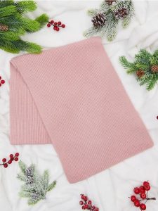 Szalik - różowy. Czerwone szaliki Sinsay, bez wzorów, z materiału. Za 35,99 zł.