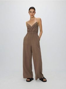 Kopertowy kombinezon z wiskozą - brązowy. Brązowe kombinezony Reserved, l, bez wzorów, z tkaniny, bez kołnierzyka, bez ramiączek. W wyprzedaży za 49,99 zł.