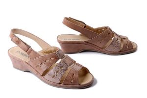 SUAVE 710231-08 beige, sandały damskie. Brązowe sandały Suave, bez wzorów, ze skóry, bez obcasa, na koturnie, bez zapięcia. Za 276,43 zł.