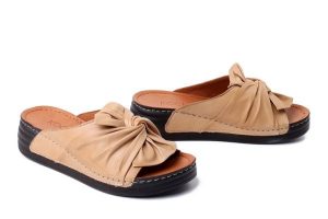 KOCH 030.351.3846 scissors, klapki damskie. Brązowe klapki KOCH, bez wzorów, ze skóry, bez obcasa, na koturnie. Za 224,90 zł.