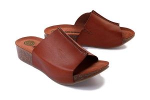 DR. BRINKMANN 700401-02 braun, klapki damskie. Brązowe klapki Dr. Brinkmann, bez wzorów, ze skóry, bez obcasa. Za 304,90 zł.