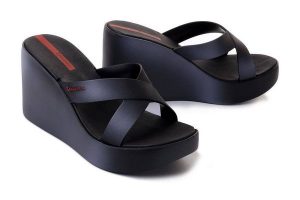 IPANEMA Colore Fem 83423 black/grey, klapki damskie. Czarne klapki Ipanema, bez wzorów, bez obcasa. Za 131,94 zł.