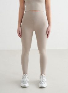 Damskie legginsy z wysokim stanem, squat proof, dla niskich Sense ciemny beż. Brązowe legginsy AIM'N, bez wzorów, z elastanu, z podwyższonym stanem, krótkie. Za 297,00 zł.