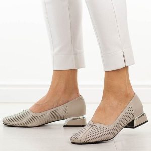 Taupe ażurowe skórzane czółenka damskie Vinceza 99203. Szare czółenka VINCEZA, w ażurowe wzory, z jeansu, bez obcasa, na obcasie, bez zapięcia. W wyprzedaży za 210,32 zł.