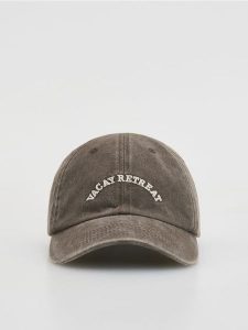 Czapka z daszkiem - ciemnobrązowy. Brązowe czapki Reserved, bez wzorów. W wyprzedaży za 45,99 zł.