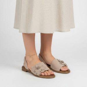 Sandały damskie Armodo, cholewka ze skóry naturalnej odkryta konstrukcja z ozdobnym kwiatem stabilna płaska podeszwa zapewniająca wygodę, beżowe, 404. Brązowe sandały Armodo, bez wzorów, ze skóry, bez obcasa, na płaskiej podeszwie, bez zapięcia. Za 329,00 zł.