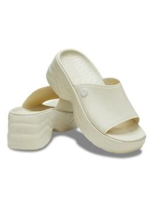 Crocs Klapki "Skyline" w kolorze kremowym rozmiar: 41/42. Brązowe klapki Crocs, bez wzorów, z otwartym noskiem, bez obcasa. Za 193,24 zł.