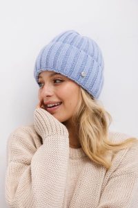 WEŁNIANA CZAPKA JANE BŁĘKITNA One size - Flawless. Niebieskie czapki Flawless, bez wzorów, z poliamidu, eleganckie. Za 115,00 zł.