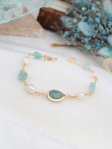 L'Atelier de Gaia Pozłacana bransoletka z perłami i amazonitami rozmiar: onesize. Białe bransoletki L'Atelier de Gaia, z perłą, pozłacane. Za 95,69 zł.