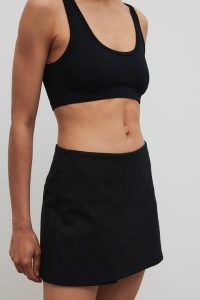 Spódnico spodenki z lnem w kolorze TOTALLY BLACK - MOVE-XS. Czarne spódnice Marsala, na imprezę, m, bez wzorów, z bawełny, eleganckie. Za 229,90 zł.