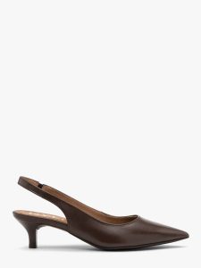 Brązowe czółenka slingback bez pięty SARAH. Brązowe czółenka Ryłko, bez wzorów, z lakierowanej skóry, ze szpiczastym noskiem, bez obcasa, na obcasie, bez zapięcia. Za 379,99 zł.