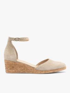 Welurowe czółenka na platformie. Brązowe czółenka Ryłko, bez wzorów, z gumy, z okrągłym noskiem, bez obcasa, na platformie, bez zapięcia. W wyprzedaży za 299,99 zł.