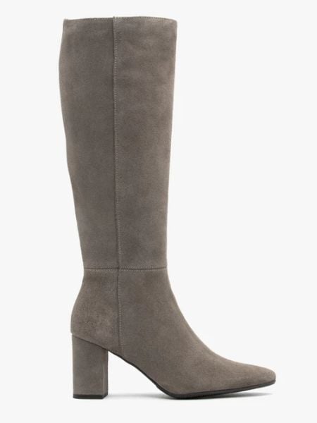 Szare kozaki na słupku ze skóry welurowej. Szare kozaki Ryłko, bez wzorów, ze skóry, bez obcasa, na obcasie, bez zapięcia. W wyprzedaży za 599,99 zł.