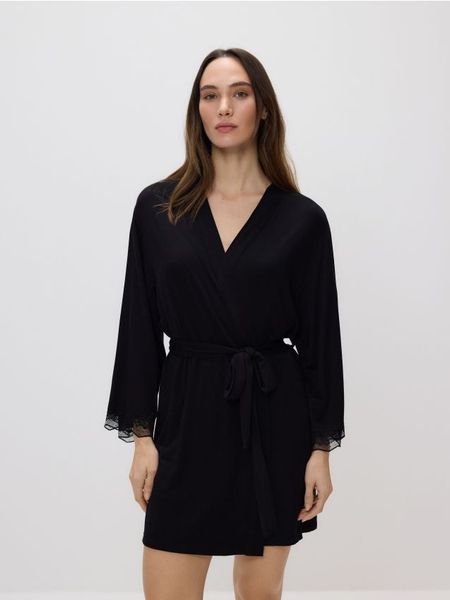 Szlafrok z koronką - czarny. Czarne szlafroki Reserved, l, bez wzorów, z koronki, bez kaptura. Za 119,99 zł.