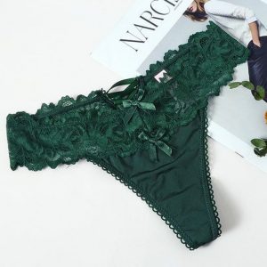 Stringi z koronkową gumką na co dzień Roswitha. Czerwone stringi Intica, bez wzorów, z koronki. Za 69,00 zł.