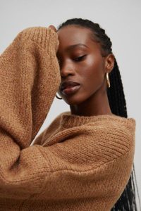 Sweter oversize z bufiastym rękawem CAMEL - RIVERO-UNI. Brązowe swetry klasyczne Marsala, na lato, ze skóry, bez kołnierzyka. Za 249,90 zł.