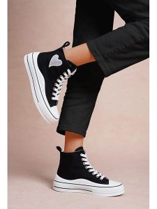 Foreverfolie Sneakersy w kolorze czarnym rozmiar: 39. Czarne trampki Foreverfolie, z aplikacjami, za kostkę, bez zapięcia. Za 108,99 zł.