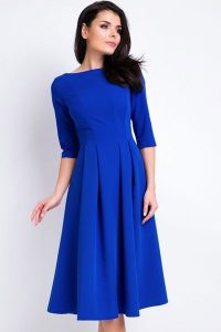 Elegancka sukienka rozkloszowana midi z kontrafałdami niebieska. Niebieskie sukienki Sukienki.shop, do pracy, bez wzorów, biznesowe, bez kołnierzyka, bez ramiączek, midi, rozkloszowane. Za 309,00 zł.