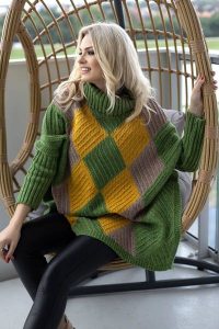 Kolorowy sweter jak ponczo z golfem wzór w romby zielony. Zielone długie swetry Peekaboo, bez wzorów. Za 329,00 zł.