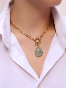 L'Atelier de Gaia Pozłacany naszyjnik z zawieszką - dł. 50 cm rozmiar: onesize. Niebieskie naszyjniki L'Atelier de Gaia, z akwamarynem, pozłacane. Za 87,61 zł.