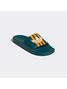 Adidas Klapki "Adilette" w kolorze zielonym rozmiar: 44,5. Zielone klapki ADIDAS, bez wzorów, z otwartym noskiem, bez obcasa. Za 157,73 zł.