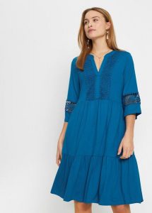 Sukienka tunikowa z miękkiej wiskozy. Niebieskie sukienki bonprix, bez wzorów, z koronki, bez kołnierzyka, bez ramiączek, mini. Za 139,99 zł.