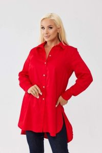 Klasyczna czerwona koszula Elena zapinana na guziki, asymetryczny krój PLUS SIZE XXL OVERSIZE JESIEŃ. Czerwone koszule Moda Size Plus Iwanek, plus size, bez wzorów, z bawełny, z asymetrycznym kołnierzem, plus size, bez ramiączek. Za 199,90 zł.