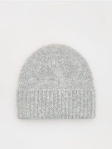 Czapka beanie z domieszką wełny - jasnoszary. Szare czapki Reserved, bez wzorów, z wełny. W wyprzedaży za 17,99 zł.