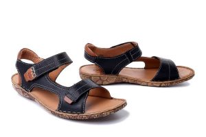JOSEF SEIBEL 79556 932 101 Rosalie 56 schwarz kombi, sandały damskie. Czarne sandały Josef Seibel, bez wzorów, ze skóry, bez obcasa, bez zapięcia. Za 209,94 zł.