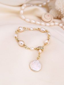 L'Atelier de Gaia Pozłacana bransoletka z cyrkoniami i perłami rozmiar: onesize. Białe bransoletki L'Atelier de Gaia, z cyrkonią, pozłacane. Za 60,99 zł.