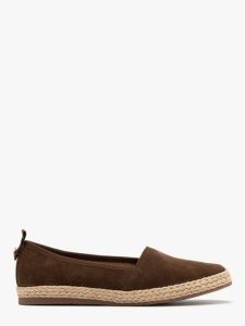 Welurowe brązowe espadryle damskie. Brązowe espadryle Ryłko, bez wzorów, ze skóry, bez obcasa, na płaskiej podeszwie. W wyprzedaży za 299,99 zł.