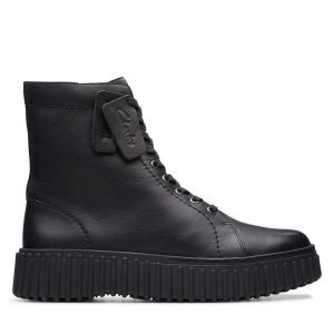 Trzewiki Clarks. Czarne botki Clarks, bez wzorów, bez obcasa, na płaskiej podeszwie, bez zapięcia. Za 579,99 zł.