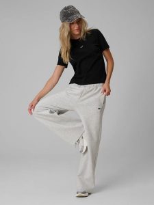 4F T-shirt regular gładki damski - czarny XS. Czarne t-shirty 4f, m, bez wzorów, z bawełny, bez kołnierzyka, bez ramiączek. Za 69,99 zł.