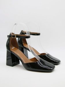 Bellucci Czółenka w kolorze czarnym rozmiar: 38. Czarne czółenka Bellucci, bez wzorów, bez obcasa, bez zapięcia. Za 117,99 zł.