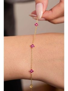 Lodie Silver Srebrna bransoletka z elementem ozdobnym rozmiar: onesize. Czerwone bransoletki Lodie Silver, z cyrkonią, srebrne. Za 65,99 zł.