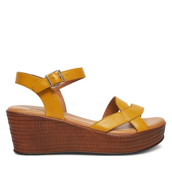 Sandały Lasocki. Żółte sandały Lasocki, bez wzorów, bez obcasa, na koturnie, bez zapięcia. Za 179,99 zł.