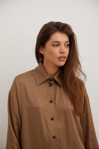 Luźna koszula z satyny w kolorze SHADE OF GOLD - LACERTA-M/L. Żółte koszule Marsala, l, bez wzorów, z jeansu, bez kołnierzyka, bez ramiączek. Za 419,90 zł.