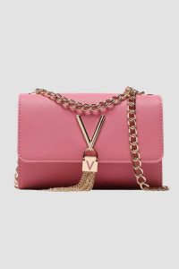 VALENTINO Różowa kopertówka Divina SA. Czerwone torebki klasyczne Valentino by Mario Valentino, bez wzorów, małe, bez dodatków. W wyprzedaży za 192,99 zł.
