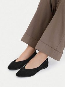 Lasocki Baleriny CEO-RST-AKAJA-01 Czarny. Czarne balerinki Lasocki, bez wzorów, ze skóry, bez obcasa, bez zapięcia. Za 169,99 zł.