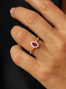 OR Carats Złoty pierścionek z diamentem i kamieniem szlachetnym rozmiar: 60. Czerwone pierścionki OR Carats, z diamentem, złote. Za 1 840,99 zł.