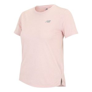 Koszulka damska New Balance WT41253RUH – różowa. Czerwone bluzki New Balance, l, bez wzorów, z materiału, sportowe, bez kołnierzyka, bez ramiączek. Za 139,99 zł.