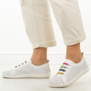 Białe skórzane półbuty damskie barefoot Jezzi Ol38-5. Białe półbuty Jezzi, na jesień, w ażurowe wzory, z jeansu, bez obcasa, na płaskiej podeszwie, bez zapięcia. Za 239,00 zł.