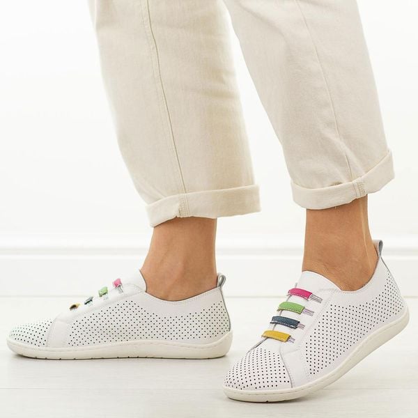 Białe skórzane półbuty damskie barefoot Jezzi Ol38-5. Białe półbuty Jezzi, na jesień, w ażurowe wzory, z jeansu, bez obcasa, na płaskiej podeszwie, bez zapięcia. Za 239,00 zł.