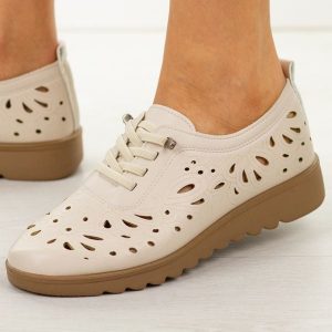 Beżowe ażurowe półbuty damskie Potocki 16388. Brązowe półbuty POTOCKI, na lato, w ażurowe wzory, z dresówki, z okrągłym noskiem, bez obcasa, na płaskiej podeszwie, bez zapięcia. W wyprzedaży za 104,72 zł.