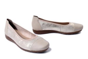 RIEKER L9353-62 beige, czółenka damskie. Brązowe balerinki Rieker, bez wzorów, bez obcasa, bez zapięcia. Za 319,90 zł.