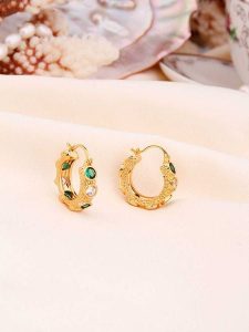 L'Atelier de Gaia Pozłacane kolczyki-kreole z cyrkoniami rozmiar: onesize. Zielone kolczyki L'Atelier de Gaia, z cyrkonią, pozłacane. Za 74,11 zł.