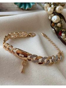 Luseera Pozłacana bransoletka z elementem ozdobnym rozmiar: onesize. Żółte bransoletki Luseera, z cyrkonią, pozłacane. Za 65,99 zł.