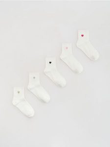 Skarpetki z haftem 5 pack - złamana biel. Skarpetki Reserved, bez wzorów. Za 49,99 zł.