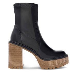 Botki Nine West. Czarne botki Nine West, bez wzorów, bez obcasa, na słupku, bez zapięcia. Za 349,99 zł.